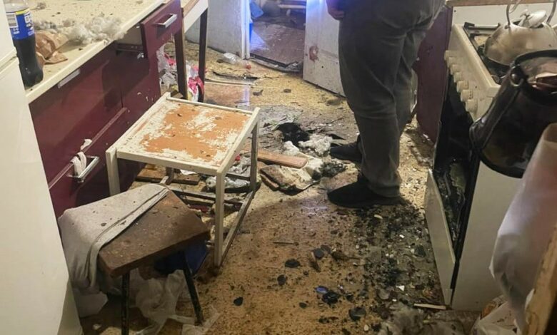 Пошкоджене вікно квартири після вибуху у Миколаєві
