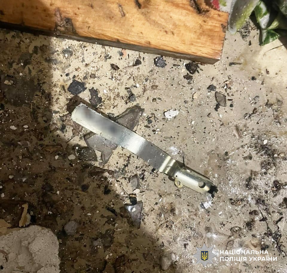 Пошкоджене вікно квартири після вибуху у Миколаєві