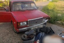 Фото автомобіля та мопеда після дорожньо-транспортної пригоди