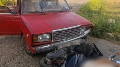 Фото автомобіля та мопеда після дорожньо-транспортної пригоди