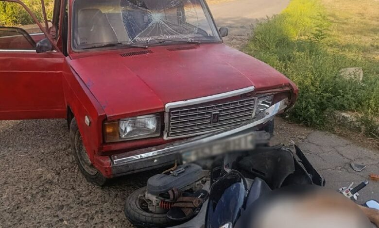 Фото автомобіля та мопеда після дорожньо-транспортної пригоди