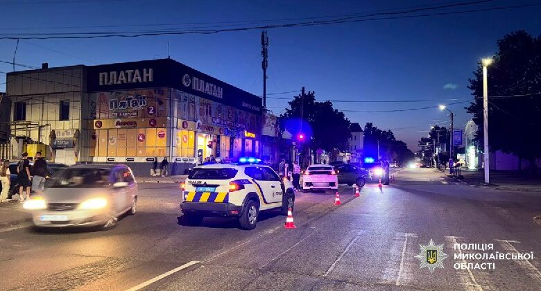 Фото з місця ДТП за участю автомобілів і велосипедиста у Вознесенську