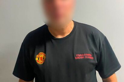 Пошкоджений мотоцикл та вилучений стартовий пістолет після інциденту в Миколаєві