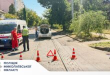 Фото з місця ДТП у Миколаєві за участю Nissan Leaf і жінки-пішохода