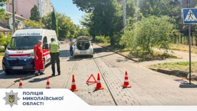 Фото з місця ДТП у Миколаєві за участю Nissan Leaf і жінки-пішохода