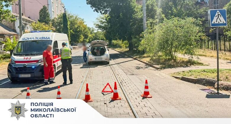 У Миколаєві водійка Nissan Leaf наїхала на жінку на переході