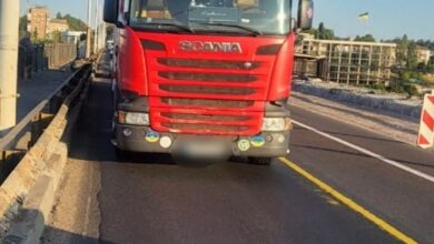 Ілюстративне фото ДТП за участі вантажівки та велосипедиста на мосту у Миколаєві