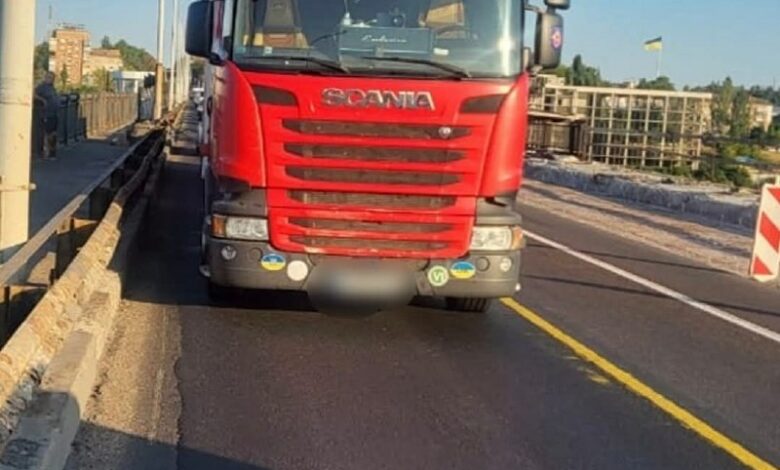Вантажівка Scania наїхала на велосипедиста на мосту у Миколаєві