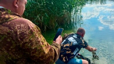 Вилучені раки та риболовне знаряддя після незаконного підводного вилову на Миколаївщині