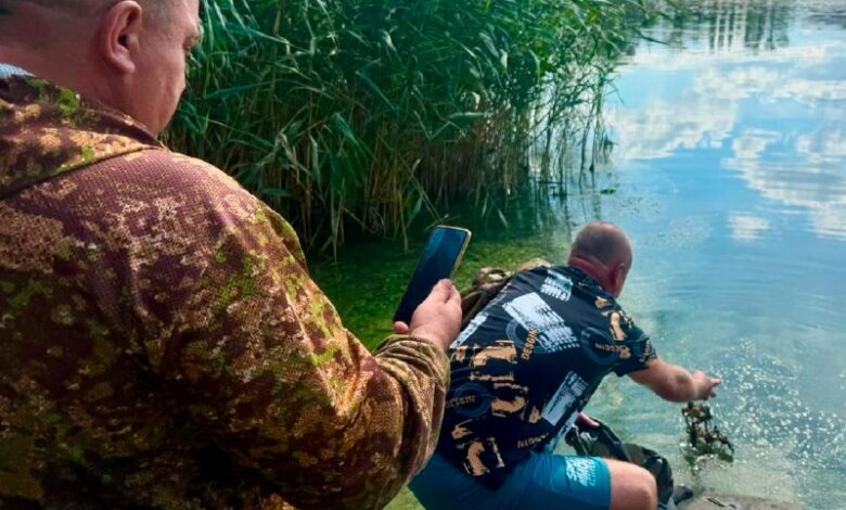 Вилучені раки та риболовне знаряддя після незаконного підводного вилову на Миколаївщині