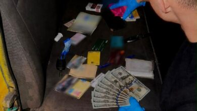 Правоохоронці вилучили автомобіль зі спеціально облаштованою схованкою у справі про незаконне переправлення через кордон