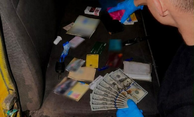 Правоохоронці вилучили автомобіль зі спеціально облаштованою схованкою у справі про незаконне переправлення через кордон