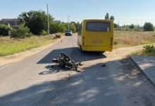 Наслідки ДТП за участю пасажирського автобуса та двох мотоциклів у Галициновому