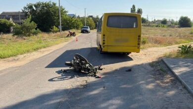 Наслідки ДТП за участю пасажирського автобуса та двох мотоциклів у Галициновому
