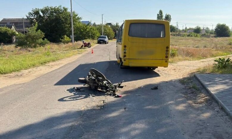 Наслідки ДТП за участю пасажирського автобуса та двох мотоциклів у Галициновому