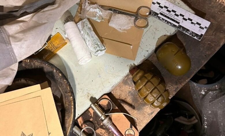 Вилучені за місцем проживання корпуси гранат Ф-1 і РГД-5 та запали до них