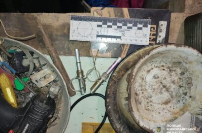 Вилучені за місцем проживання корпуси гранат Ф-1 і РГД-5 та запали до них