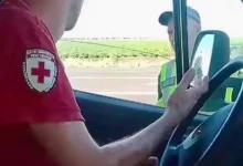 Автомобіль евакуаційної місії Товариства Червоного Хреста України на дорозі, ілюстративне фото