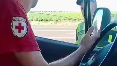 Автомобіль евакуаційної місії Товариства Червоного Хреста України на дорозі, ілюстративне фото