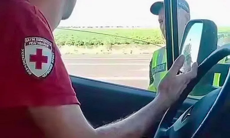 Автомобіль евакуаційної місії Товариства Червоного Хреста України на дорозі, ілюстративне фото