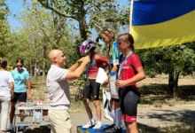 Учасники відкритого чемпіонату Миколаївської області з велоспорту змагаються в гонці критеріум у Центральному районі Миколаєва