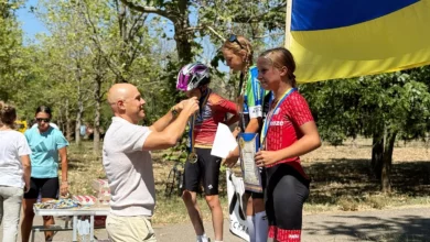 Учасники відкритого чемпіонату Миколаївської області з велоспорту змагаються в гонці критеріум у Центральному районі Миколаєва