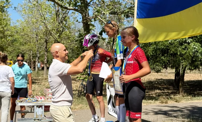 Учасники відкритого чемпіонату Миколаївської області з велоспорту змагаються в гонці критеріум у Центральному районі Миколаєва