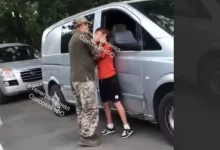 Відео конфлікту людини у військовій формі з підлітком в Одеській області