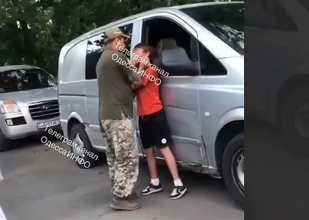 В Одеській області перевіряють відео конфлікту людини у військовій формі з підлітком