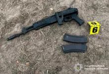 Двоє чоловіків погрожували поліцейським автоматом АК-12 на Хмельниччині