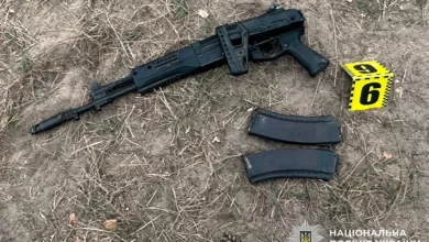 Двоє чоловіків погрожували поліцейським автоматом АК-12 на Хмельниччині