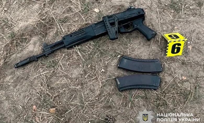 Двоє чоловіків погрожували поліцейським автоматом АК-12 на Хмельниччині
