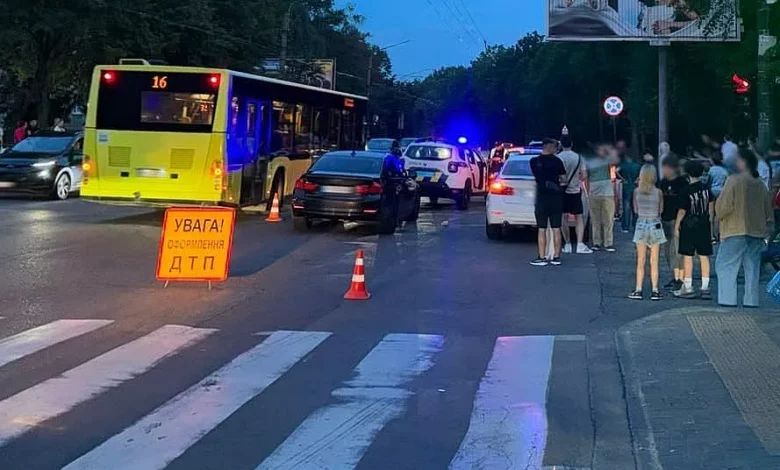 Наслідки ДТП у Львові за участю двох автомобілів BMW, у якій постраждали батько та його 8-річна донька
