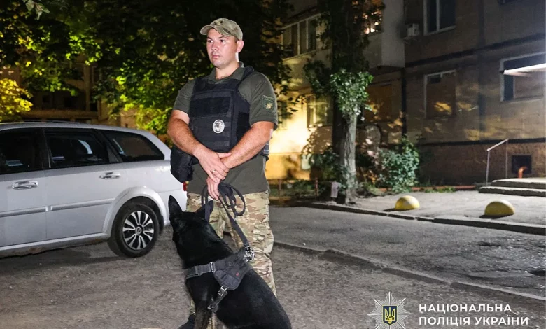 Вечірній поліцейський рейд у Миколаєві за участю патрульних, спецпризначенців і кінологів зі службовими собаками