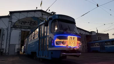 Святковий трамвай із українською символікою на маршруті в Миколаєві