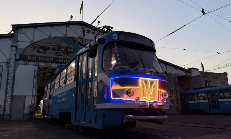 Святковий трамвай із українською символікою на маршруті в Миколаєві