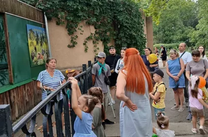 У Миколаївському зоопарку під час екскурсії відвідувачі годували приматів