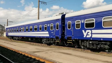 Приміський потяг на залізничній колії, ілюстративне фото