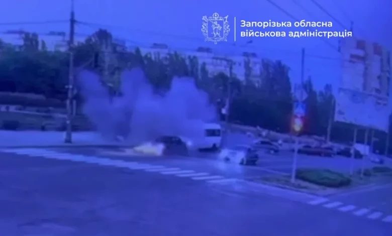 Момент атаки безпілотника на маршрутку з пасажирами у Запоріжжі