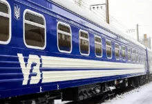 Пасажирський потяг на залізничній станції в Миколаєві