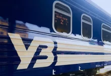 Пасажирський поїзд на залізничному вокзалі під час затримки рейсу