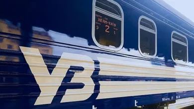 Пасажирський поїзд на залізничному вокзалі під час затримки рейсу