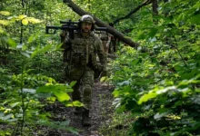 Українські військові проводять операцію в лісовій місцевості на Куп’янському напрямку