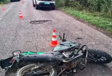 Мотоцикл після аварії з 5-річною дитиною біля Богемки на Миколаївщині