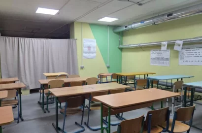 Шкільне укриття у Миколаєві: класи розділені шторами, діти по троє за партою. Фото: Суспільне Миколаїв