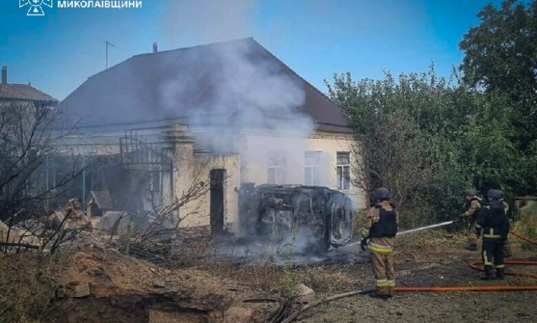 Ілюстративне фото наслідків атаки безпілотника на житлові будинки та автомобілі в Миколаєві