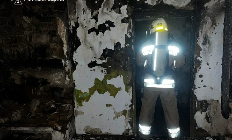 Рятувальники ліквідовують наслідки пожежі в Миколаєві, ілюстративне фото