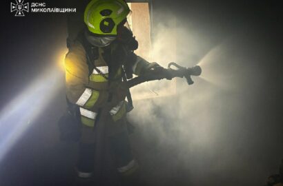 Рятувальники ліквідовують наслідки пожежі в Миколаєві, ілюстративне фото