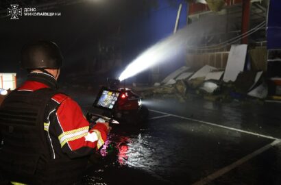 Ілюстративне зображення наслідків атаки безпілотниками на торговельний центр у Миколаєві