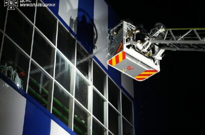 Ілюстративне зображення наслідків атаки безпілотниками на торговельний центр у Миколаєві